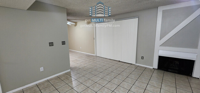 Building Photo - Discover Your Ideal Home: 3-Bed/2-Bath Apa...