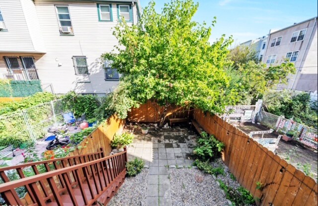 Shared Backyard - 13 2nd Ave