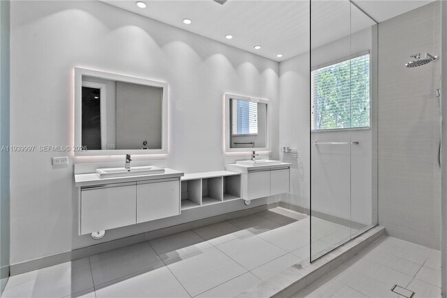 Building Photo - 6410 NW 105th Pl