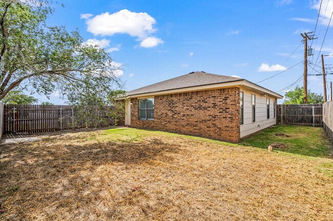 Building Photo - Half off first full months rent/Convenient to SPC/Tech and Med Community