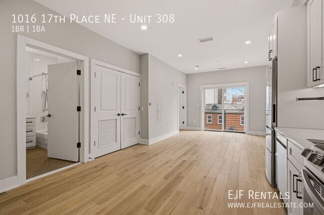 Building Photo - 1016 17th Pl NE