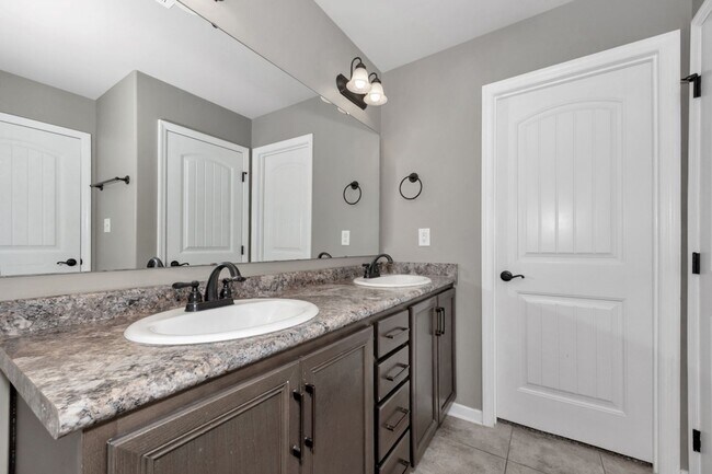 Building Photo - Fresh Paint & New Carpet! 4BR with Fenced Yard