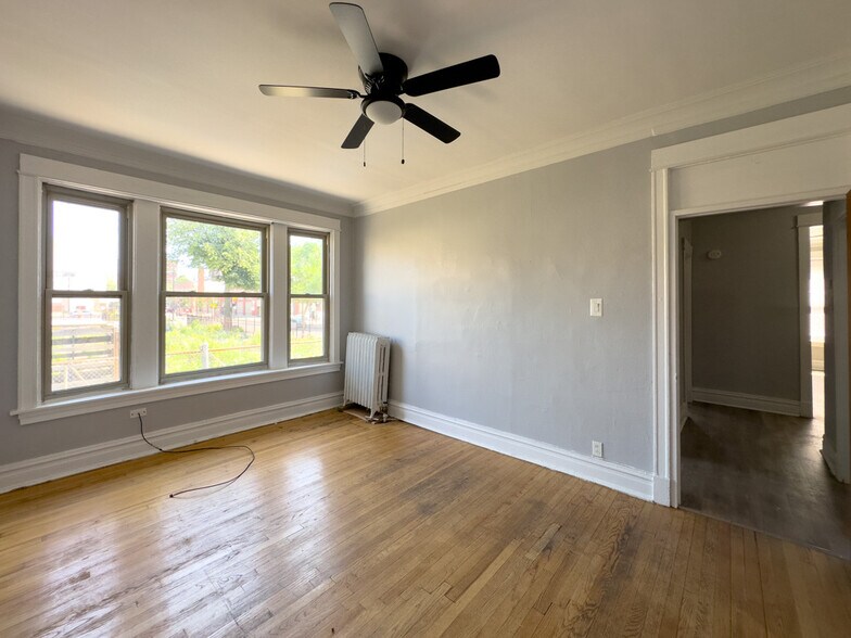 Building Photo - 1222 W Rosemont Ave
