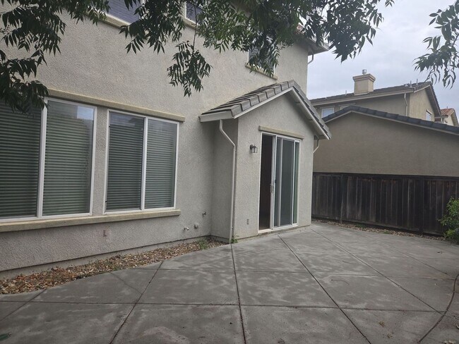 Building Photo - 2435 Hanson Dr