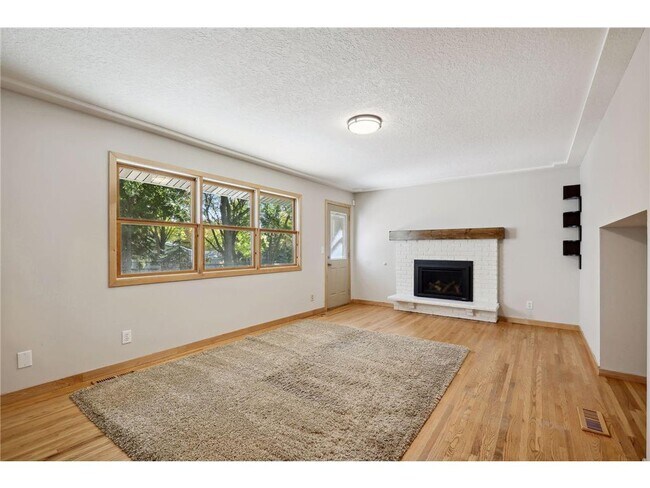 Building Photo - 6802 Cottonwood Ln N
