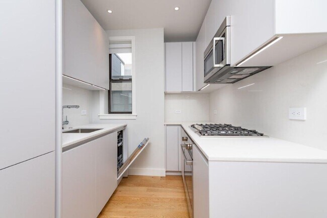 Building Photo - Top-tier and unique apartment with 'metal-object'