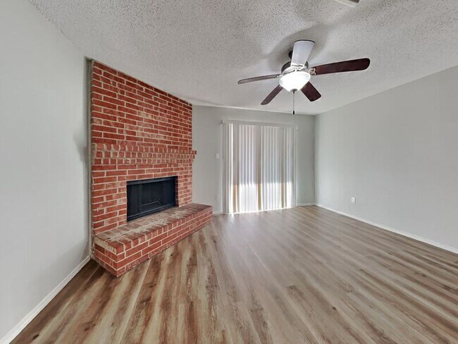 Building Photo - 10619 Woodleaf Dr