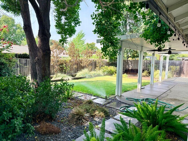 Building Photo - 906 Oak Ridge Dr