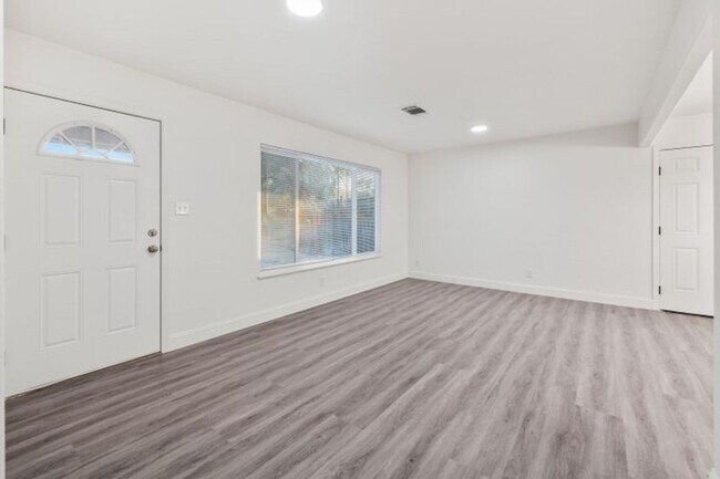 Building Photo - 1406 W Roosevelt Ave