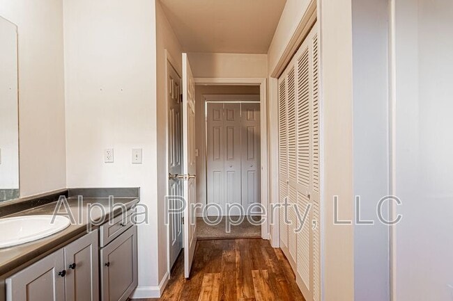 Building Photo - 314 S Plainview Dr