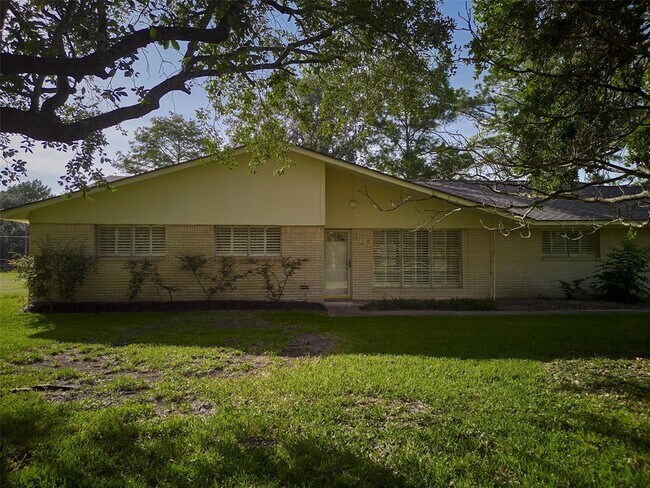 Building Photo - 902 Clover Ridge Ave