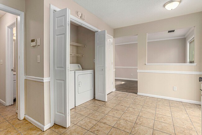 Building Photo - 6592 Anson Ct