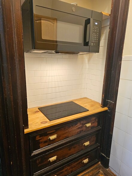 Microwave and induction cooktop - 198 Hancock St