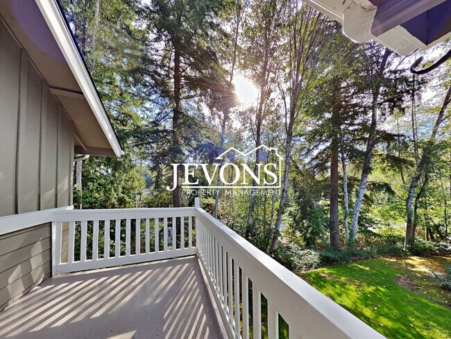 Building Photo - Fabulous 2 Bedrooms, 2 Bathroom, Top-Floor Condo in Klahanie