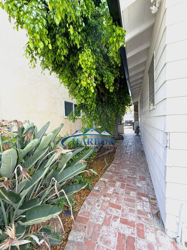 Building Photo - 1054 W 23rd St