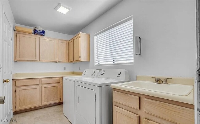 Building Photo - 8437 Sheltered Valley Dr