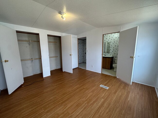 Building Photo - 3 Bedroom 2 Bathroom trailer available to ...