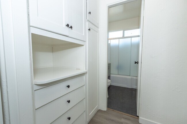 Building Photo - Refreshed 1 bed / 1bath Second Floor Unit in the Heart of Pacific Beach!