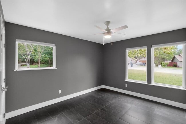 Building Photo - 513 Meadowbrook Dr