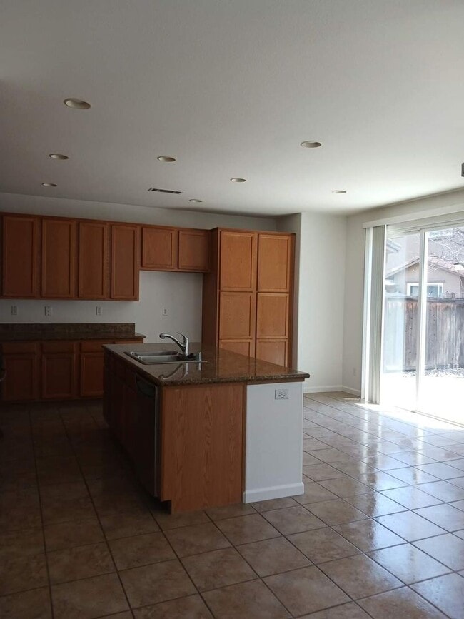 Building Photo - 2435 Hanson Dr