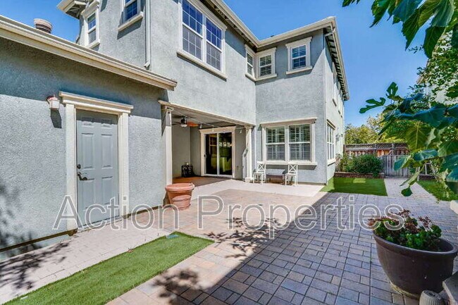 Building Photo - 675 W Esplanade Dr