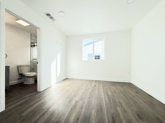 Building Photo - 1731 E 68th St