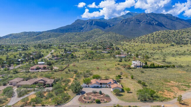 Building Photo - Mountain Views