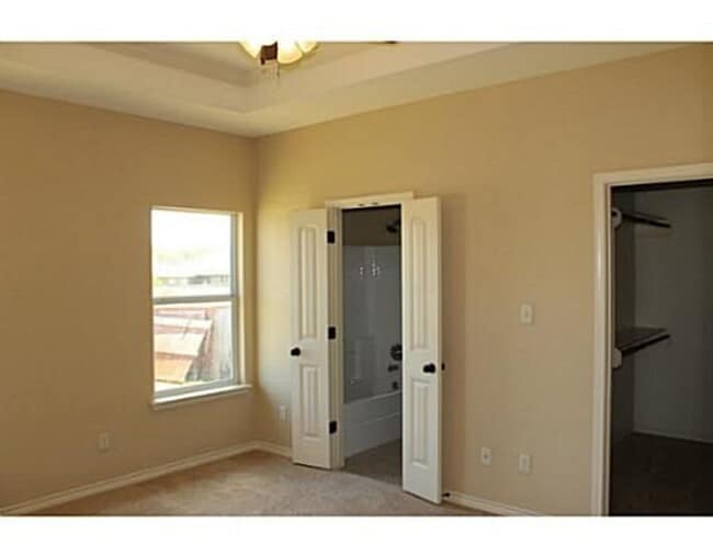 Building Photo - GORGEOUS 3 bed, 2 bath in Spring Creek Gar...