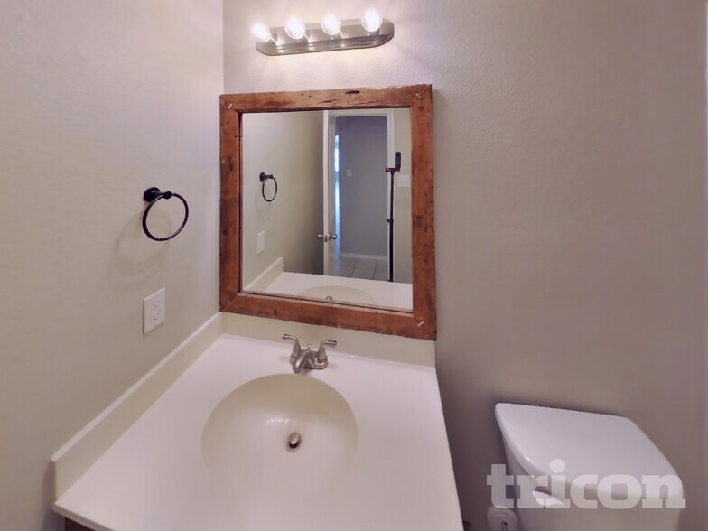 Building Photo - 2060 Brisbon St