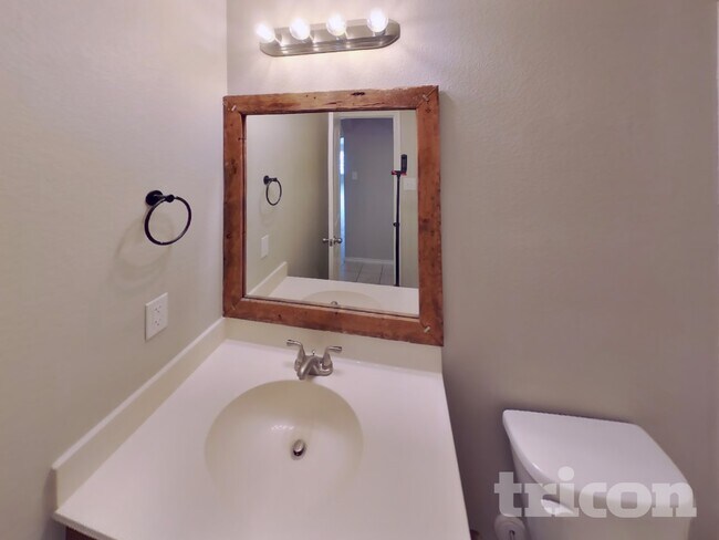 Building Photo - 2060 Brisbon St