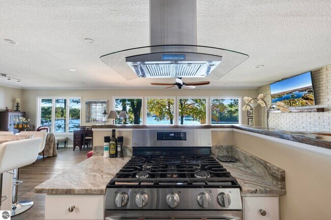 Building Photo - 5521 Silver Sunrise Trail