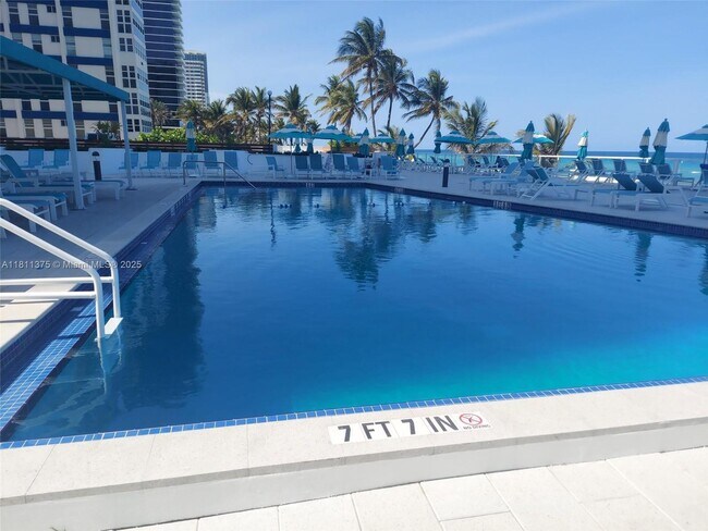 Building Photo - 3140 S Ocean Dr
