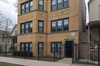 Building Photo - 2228 N Sawyer Ave