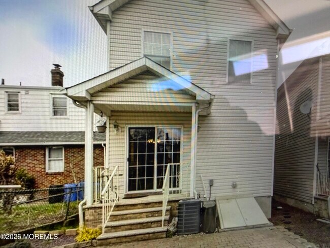 Building Photo - 339 Jeffries St