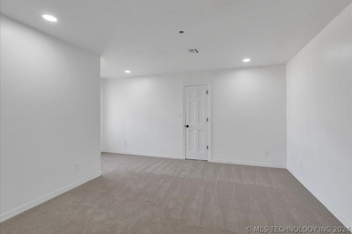 Building Photo - 11016 S Jamestown Ave