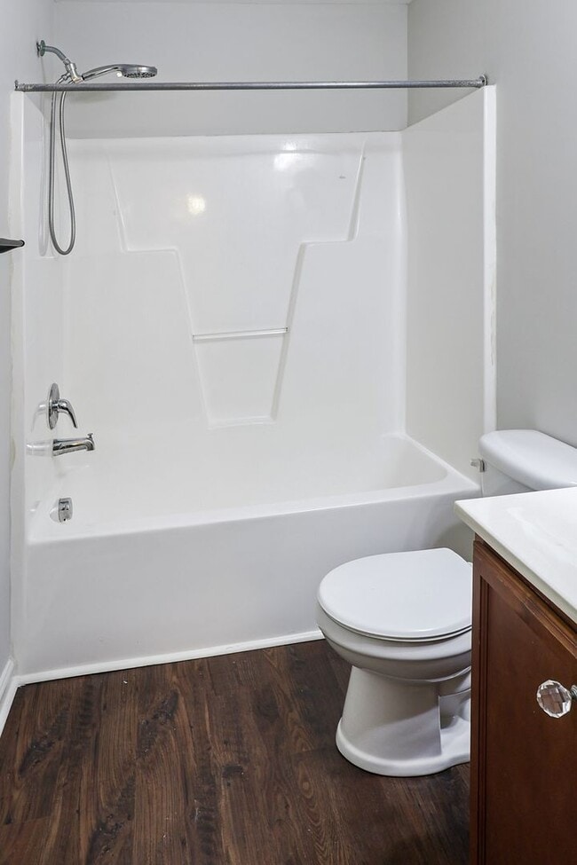 Building Photo - pdated 2BR/2.5BA Townhome with Private Fen...