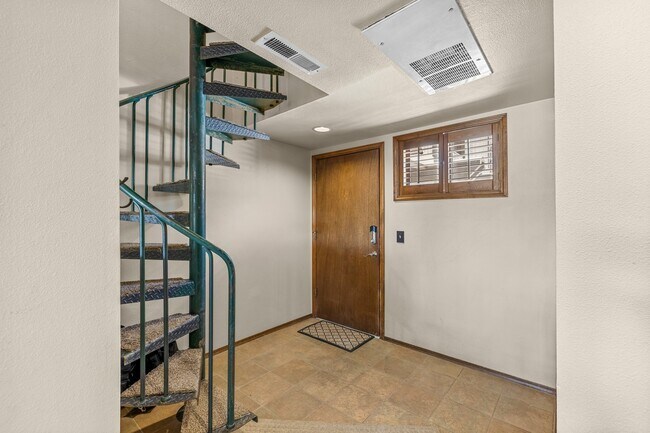 Building Photo - 2600 Valley View Dr
