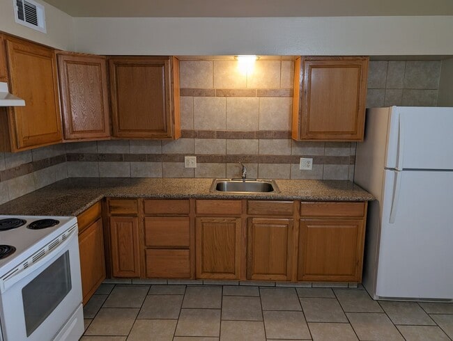 Building Photo - University Triplex