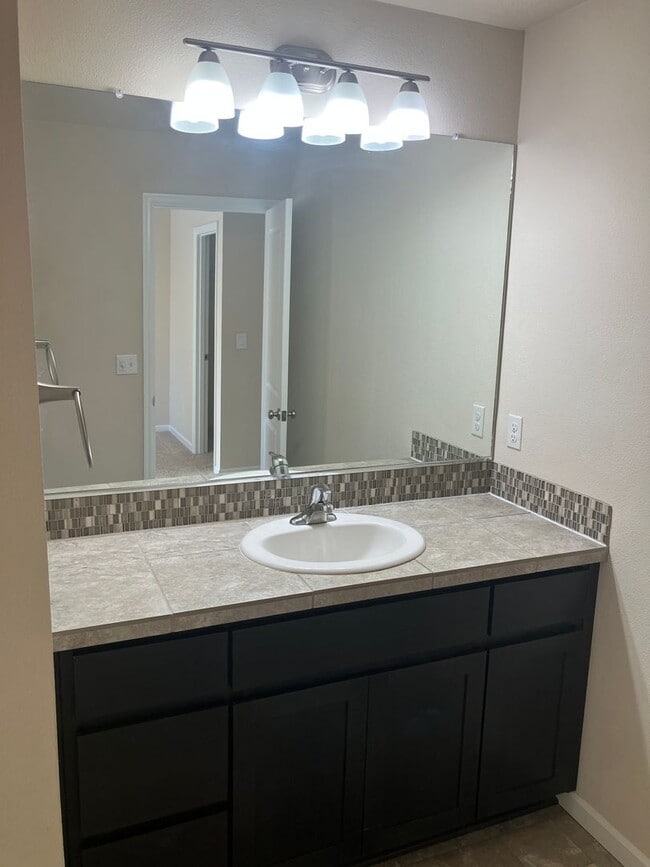 Building Photo - Three Bedroom Townhouse in South Salem