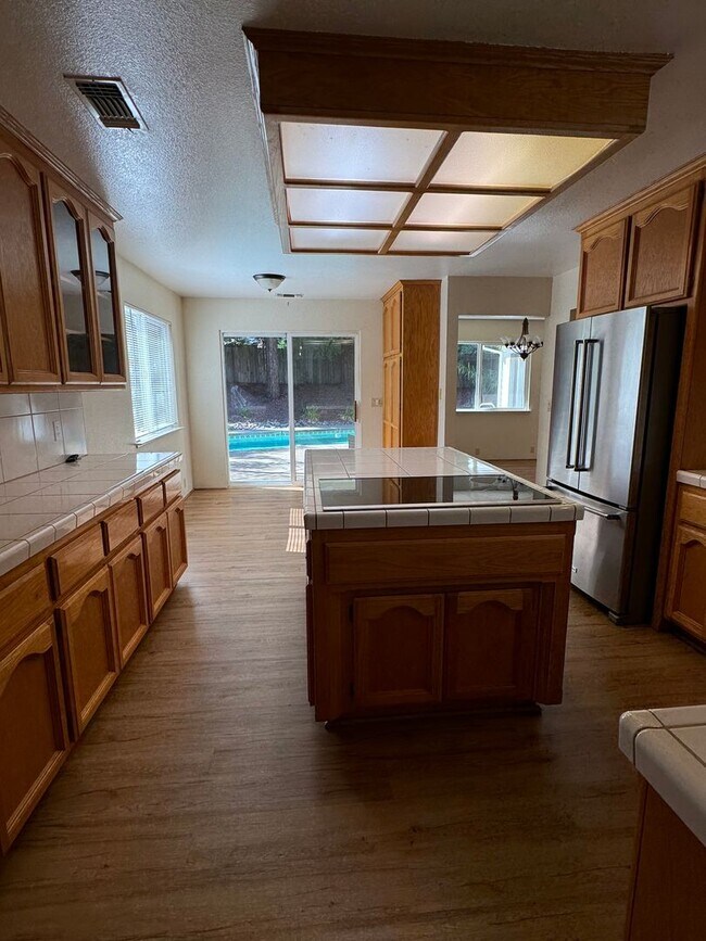 Building Photo - Not your ordinary rental! Pool! Kitchen ai...