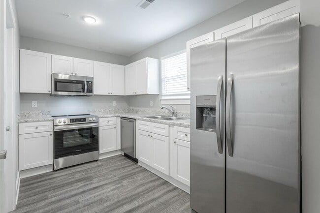 Building Photo - 5 Meadowbrook Dr W