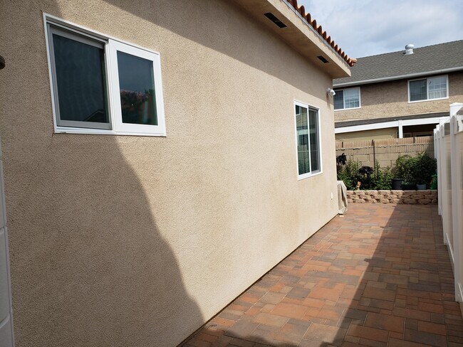 Side yard - 417 S Jennifer Ln