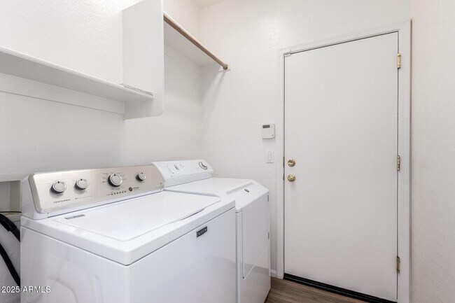 Building Photo - 2556 W Amber Sun Dr