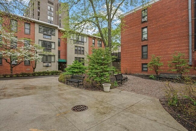 Building Photo - 10 Juniper St