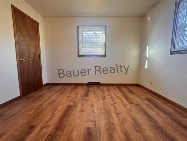 Building Photo - dk840