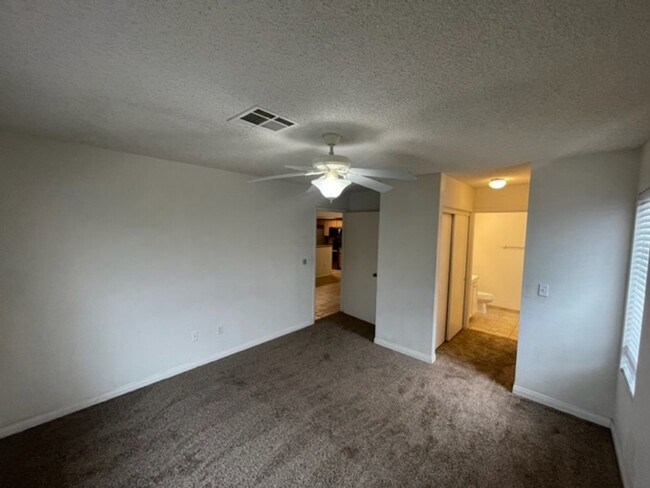 Building Photo - GREAT 2 BEDROOM 2 BATH LOCATED NEAR SUMMERLIN