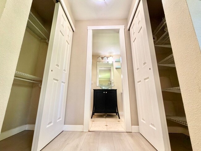 Building Photo - Spacious 4BD/3BA Bellevue Home with Private Backyard & Garage