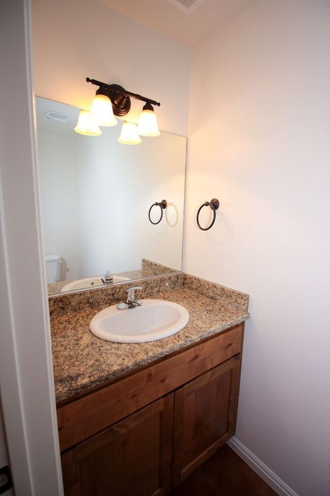 Building Photo - 3 bed, 2.5 bath town house *Internet Included