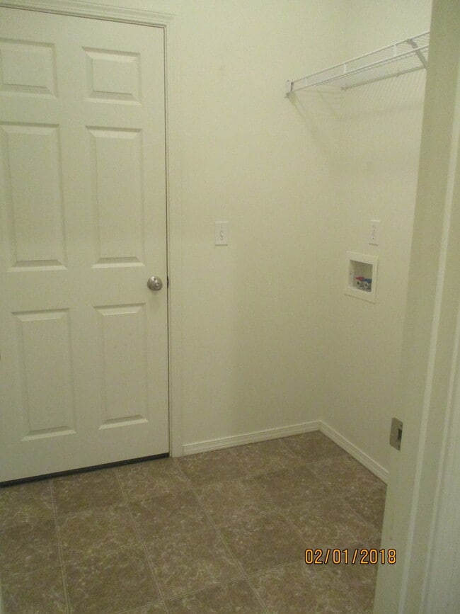 Building Photo - Green area 3 Bedroom 2 Bath home with Garage