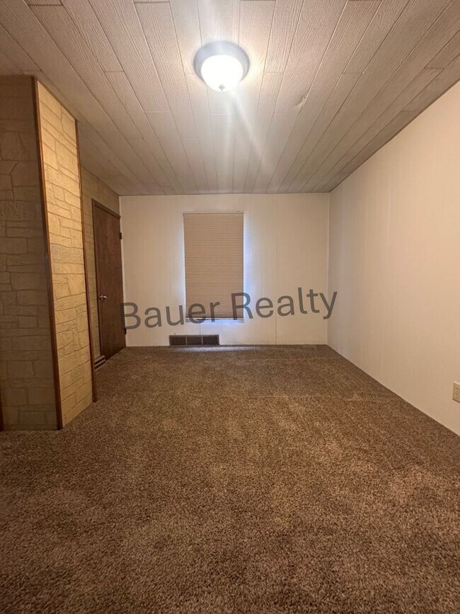 Building Photo - 3 -4 Bedroom Home Near Brookside Park